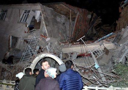 ارتفاع حصيلة زلزال إزمير لـ12 قتيلا و 419 جريحا