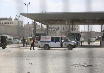 قوات الاحتلال تغلق حاجز قلنديا