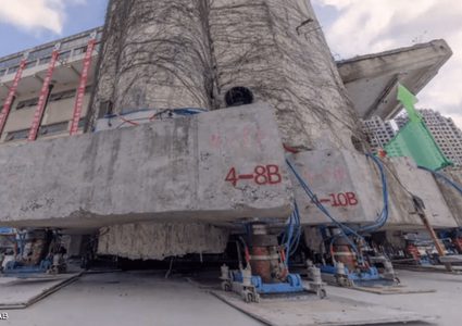 صينيون يذهلون من بناية تتحرك من موقعها