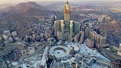 سعودي يصطدم بأحد أبواب المسجد الحرام