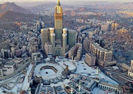 سعودي يصطدم بأحد أبواب المسجد الحرام