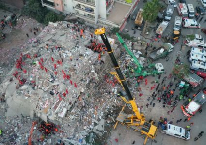 شاهد دخان يتصاعد من المباني المنهارة في إزمير التركية