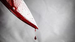 امرأة تطعن موظفا 27 مرة لطلبه منها ارتداء الكمامة