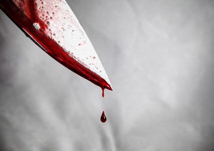 امرأة تطعن موظفا 27 مرة لطلبه منها ارتداء الكمامة