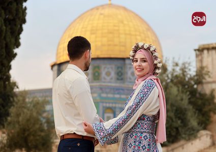 شاب وفتاة يعقدان قرانهما في رحاب المسجد الأقصى