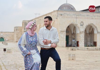 شاب وفتاة يعقدان قرانهما في رحاب المسجد الأقصى