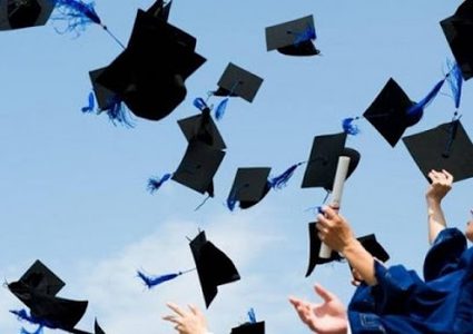 مؤسسة رشيد عريقات تقدم منحا دراسية لعدد من الطلبة الجامعيين