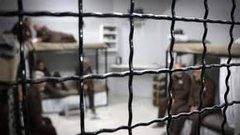 ثلاثة أسرى يدخلون أعواما جديدة في سجون الاحتلال