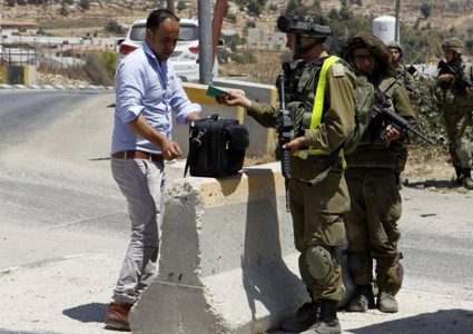 الاحتلال ينصب حواجز عسكرية في الخليل ويفتش منازل المواطنين