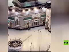 سيارة تقتحم ساحات الحرم المكي وتصطدم بإحدى البوابات