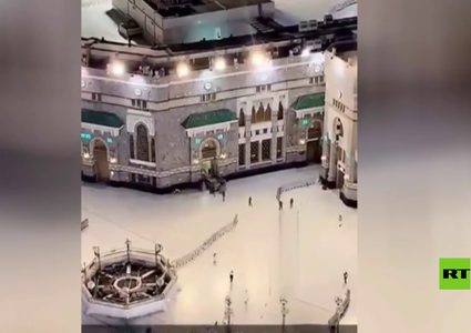 سيارة تقتحم ساحات الحرم المكي وتصطدم بإحدى البوابات