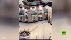 سيارة تقتحم ساحات الحرم المكي وتصطدم بإحدى البوابات