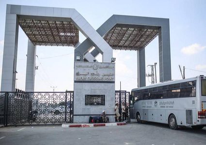 بدء مغادرة حافلات المسافرين عبر معبر رفح