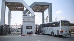 بدء مغادرة حافلات المسافرين عبر معبر رفح