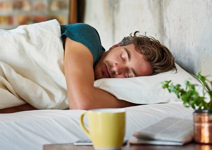 إليك مضار قيلولة ما بعد الأكل مباشرة