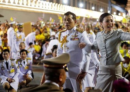 آلاف التايلانديين يتظاهرون دعما للملك