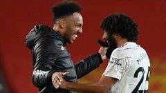 المصري النني يحتفل بتألقه في مباراة مانشستر