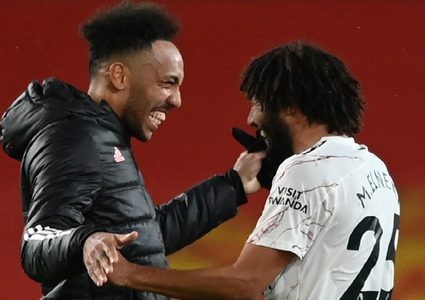 المصري النني يحتفل بتألقه في مباراة مانشستر