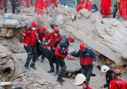 81 قتيلا ضحايا زلزال إزمير التركية وعمليات البحث مستمرة