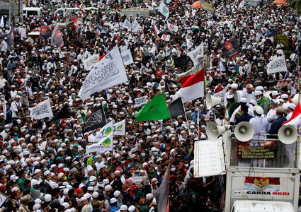 اندونيسيا مظاهرات تطالب ماكرون بالاعتذار وتدعو لطرد السفير