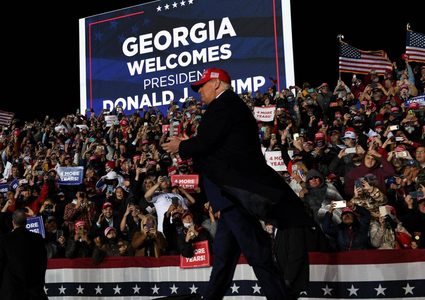 صراع بايدن وترامب في 8 ولايات متأرجحة