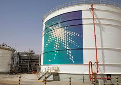 أرباح "أرامكو" تهبط بنحو النصف