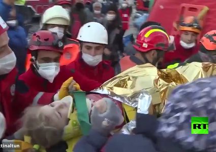 إنقاذ طفلة تركية بعد أن مكثت تحت الركام أكثر من 65 ساعة