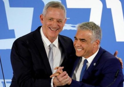 لبيد يعارض تأييد خطة الليكود لإبعاد غانتس