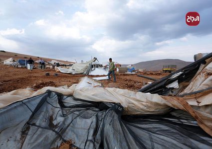 مواطنون يقفون بجانب ممتلكاتهم بعد أن هدم الاحتلال خيامهم في تجمع حمصة-البقيعة شرق طوباس