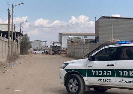 الاحتلال يهدم مبنى في الطيرة