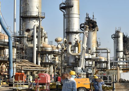 أسعار النفط تعود إلى المنطقة الحمراء