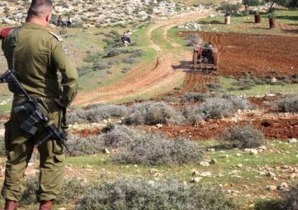 سلطات الاحتلال تخطر مواطنا بإخلاء أرضه جنوب شرق بيت لحم