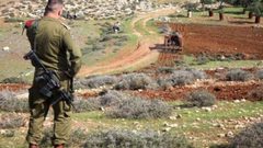 سلطات الاحتلال تخطر مواطنا بإخلاء أرضه جنوب شرق بيت لحم