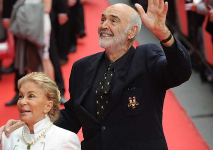 زوجة شون كونري تروي اللحظات الأخيرة المؤثرة في حياته
