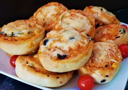 طريقة عمل رولات البيتزا