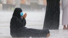 هطول أمطار غزيرة على المعتمرين في الحرم المكي