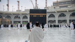 هطول أمطار غزيرة على المعتمرين في الحرم المكي