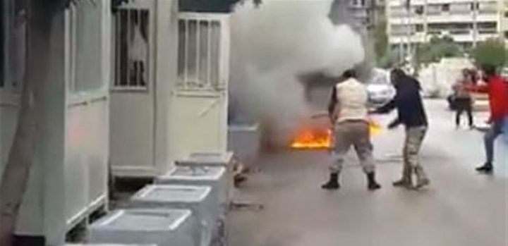 مواطن لبناني يحرق نفسه أمام مركز للضمان الاجتماعي