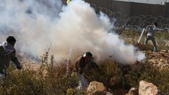 حالات اختناق خلال قمع الاحتلال مسيرة منددة بالاستيطان شرق نابلس