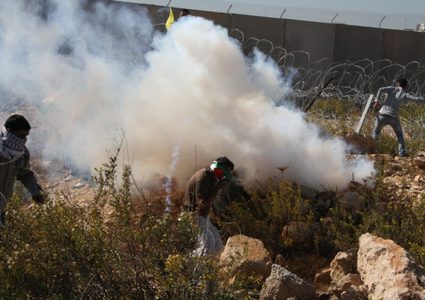 حالات اختناق خلال قمع الاحتلال مسيرة منددة بالاستيطان شرق نابلس