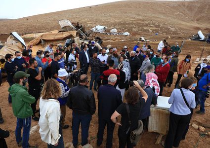 وفد من الاتحاد الأوروبي يتفقد حمصة الفوقا بعد أن دمرها الاحتلال