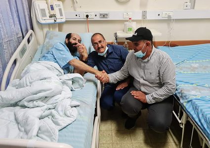 الأسير ماهر الأخرس ينتصر على السجان الإسرائيلي ويعلق إضرابه