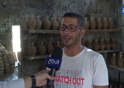 عائلة في الخليل تبدع في صناعة وتشكيل الفخار بالطريقة التقليدية