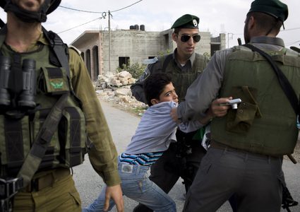 تقرير: سلطات الاحتلال تحاكم ما بين 500 إلى 700 طفل سنويا