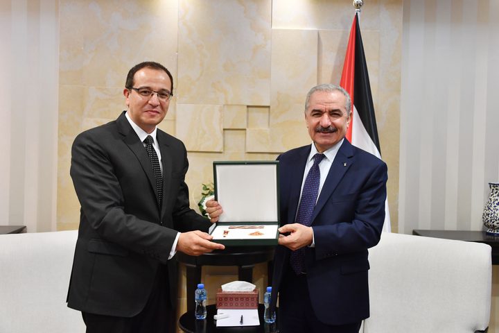 اشتية يقلد سفير دولة مصر في فلسطين وسام نجمة القدس