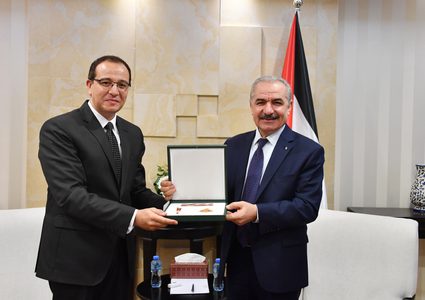 اشتية يقلد سفير دولة مصر في فلسطين وسام نجمة القدس