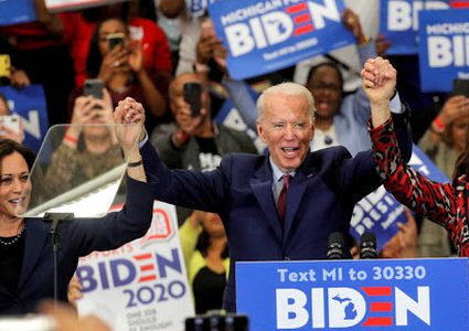 بايدن وهاريس يغيران صفتيهما في "تويتر" إلى الرئيس ونائبه