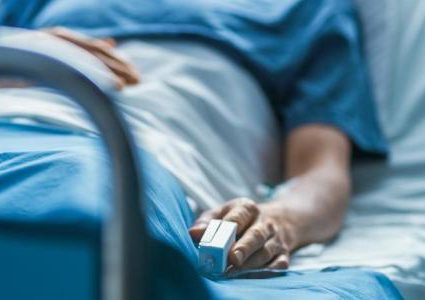 شاب يخرج من غيبوبته بعد سماع الحديث عن طبقه المفضل !