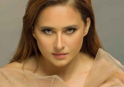 نيللي كريم تخضع لعملية جراحية لإزالة ورم من وجهها