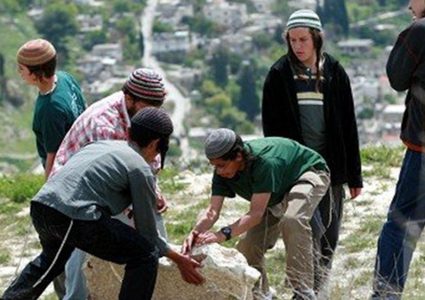 سلفيت: مستوطنون و الاحتلال يضخون مياه عادمة في الاراضي الزراعية